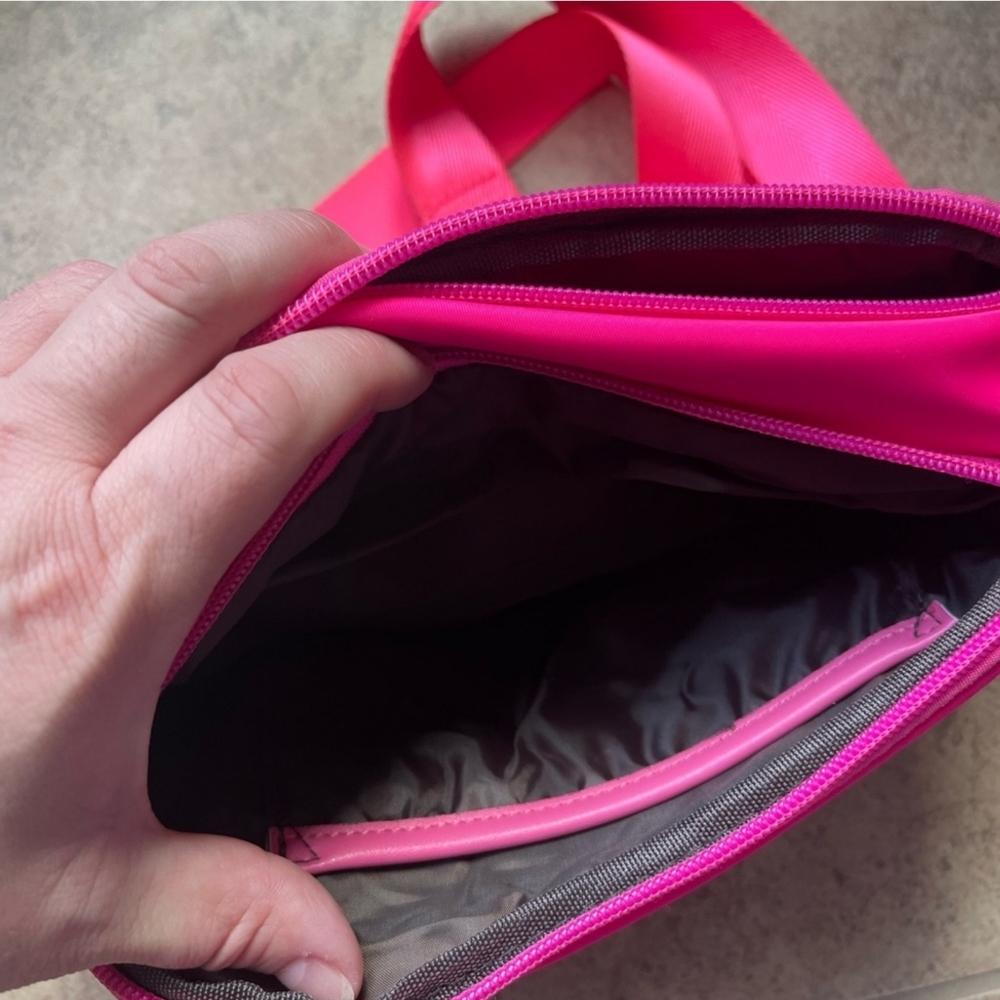 Hot pink nylon Crossbody bag 3 compartments Lots of room fits cell phone - Picture 4 of 8